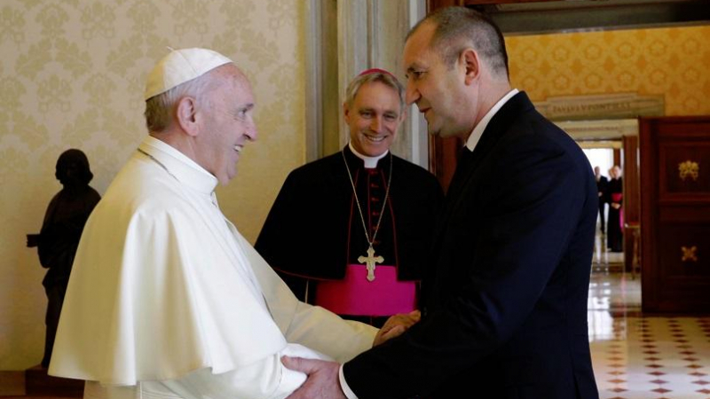 Ето защо Румен Радев не целуна пръстена на папата!