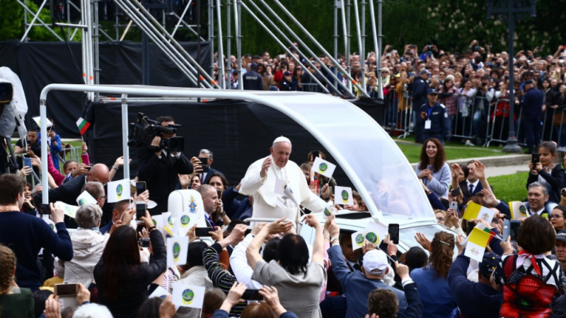 Фоторепортаж в БЛИЦ: Папата със силни думи пред хиляди на "Батенберг"