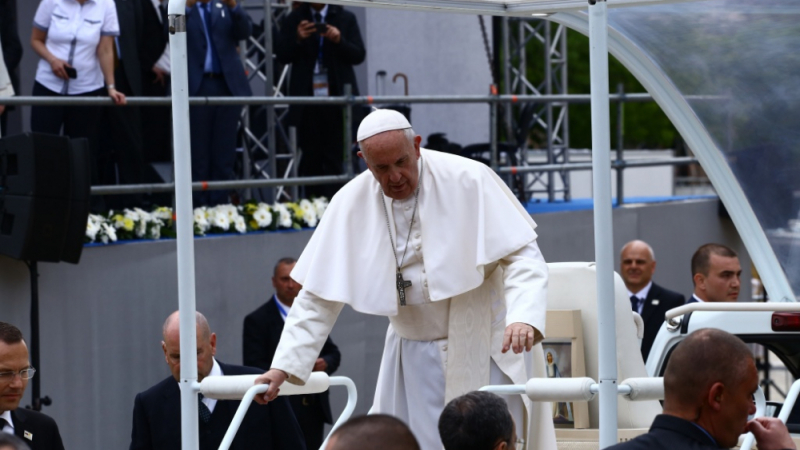 Експерти анализираха поведението на папа Франциск у нас