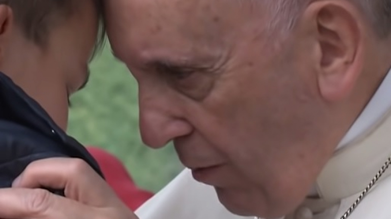 Кадри на папа Франциск и плачещо момченце трогнаха целия свят (ВИДЕО)