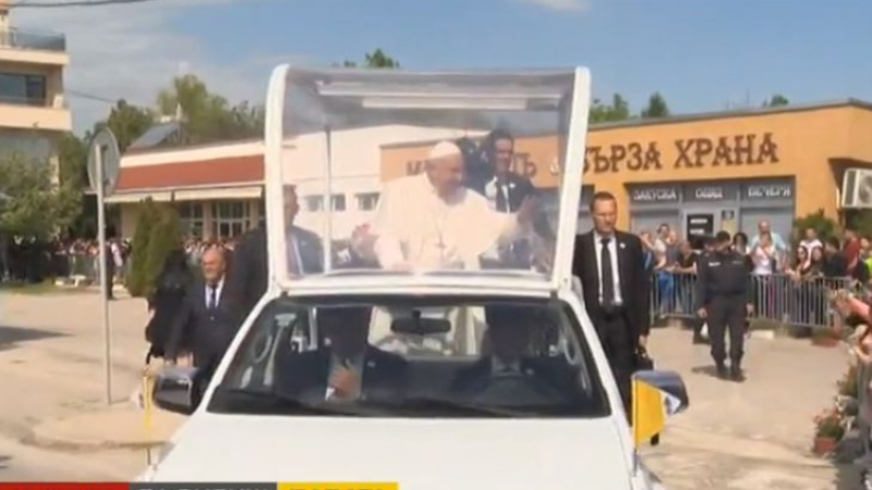 Исторически миг с папа Франциск в Раковски, наруши протокола отново и... (СНИМКИ)