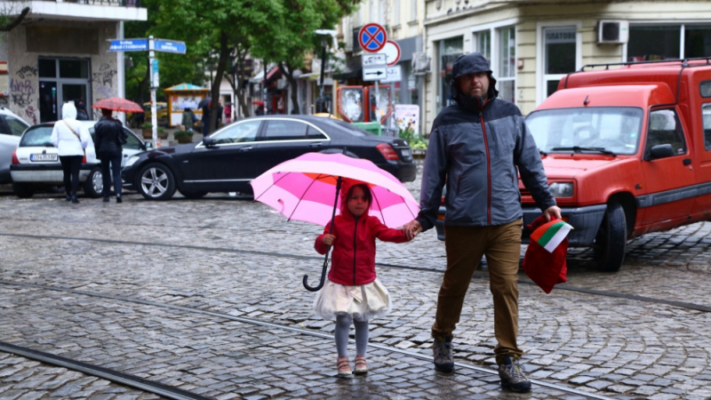 Лошото време няма край! Порои и градушки удрят половин България (КАРТА)