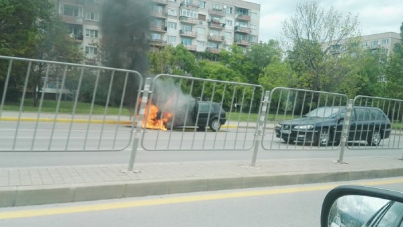 Кола пламна на столичен булевард (СНИМКА)