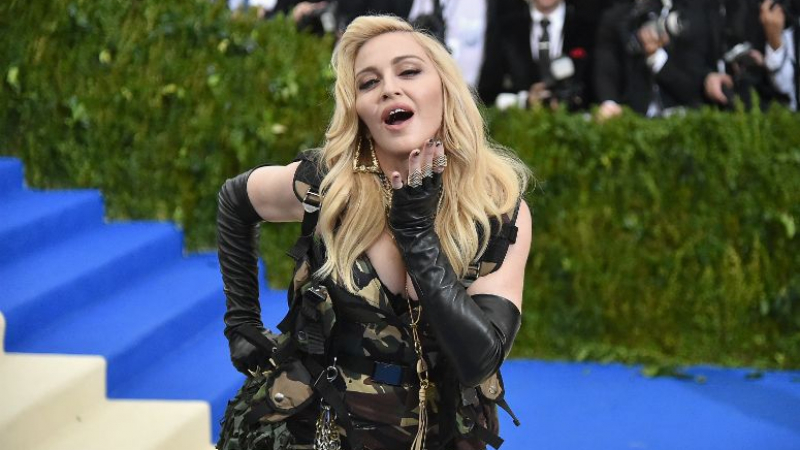 Мадона танцува ча-ча-ча с лесбийка и травестит (ВИДЕО)