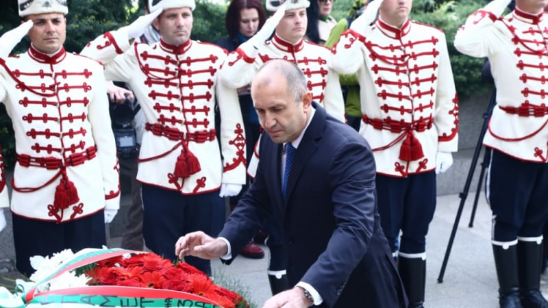 Фоторепортаж в БЛИЦ: Румен Радев положи венец пред Паметника на незнайния воин 