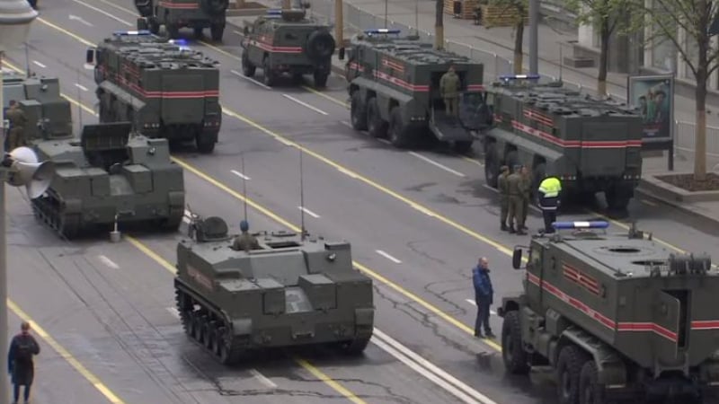 Военна техника превзе Червения площад в Москва (НА ЖИВО)