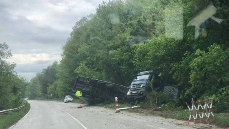 Тежък инцидент на пътя София - Варна с обърнат камион (СНИМКИ)