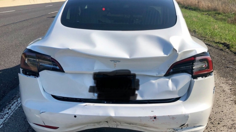 Tesla Model 3 феноменално избегна инцидент на пътя (ВИДЕО)
