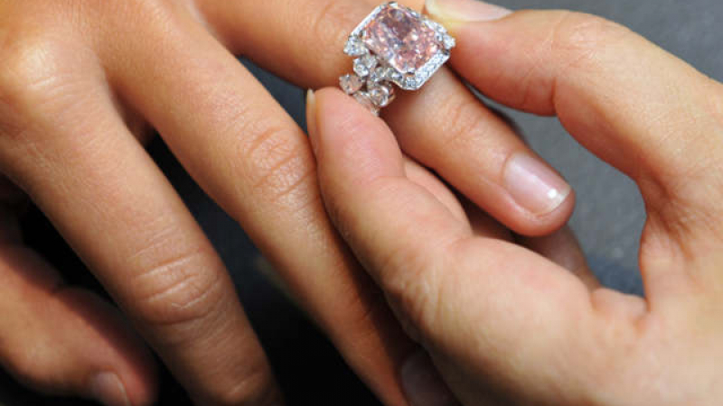 Влюбено момиче потресе мрежата с годежния си пръстен (СНИМКА)