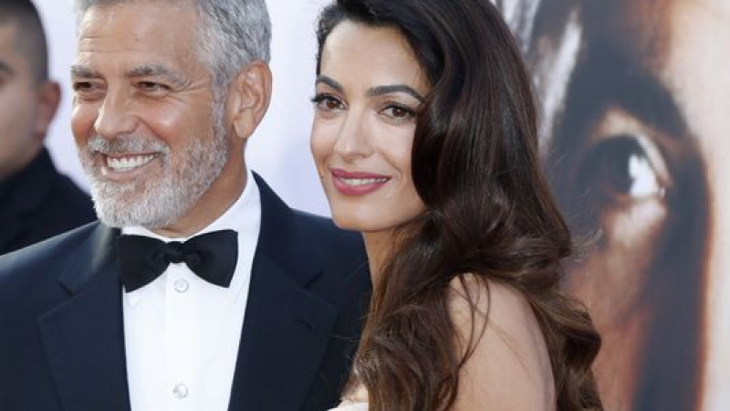 Всички гледат Амал Клуни в ултра мини на премиера на филм (СНИМКА)