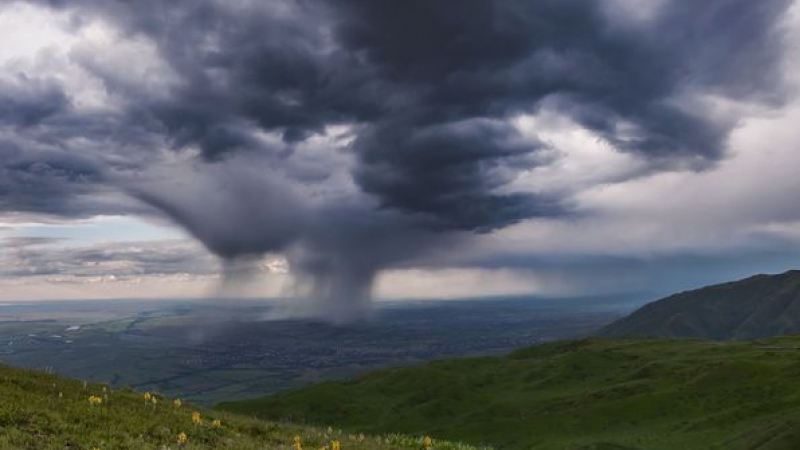 Дъжд и гръмотевици плющят в половин България