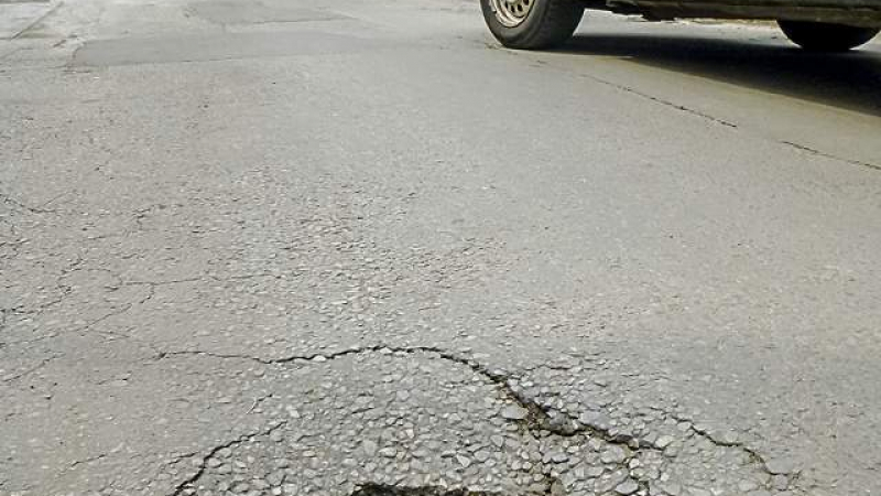 Дупка като кратер зейна на улица в Пловдив 