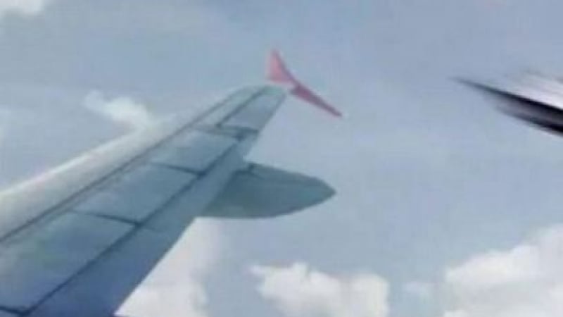 Мъж погледна през илюминатора на самолет и се ококори (ВИДЕО)