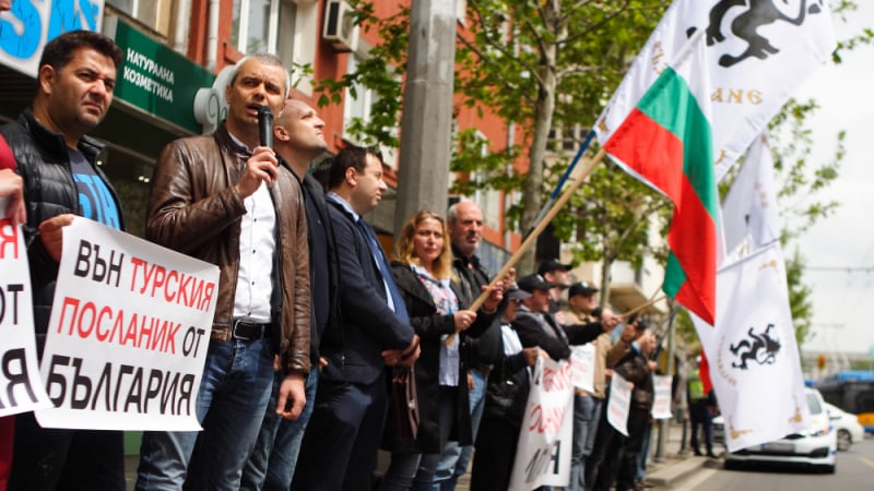 "Възраждане" с протест пред турското посолство