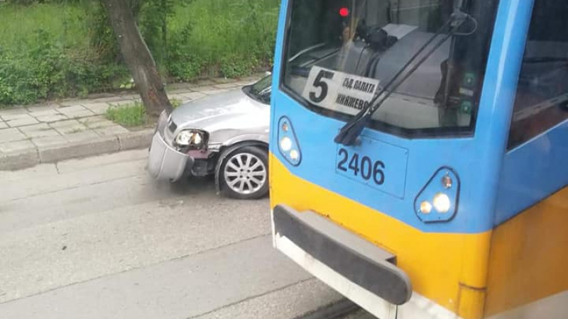 Сблъсък между кола и трамвай в София! Мрежата завря от възмущение (СНИМКИ)