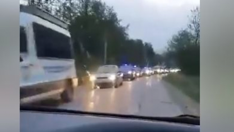 Очевидци: Чудо невиждано на пътя за Костенец заради издирвания убиец (ВИДЕО)