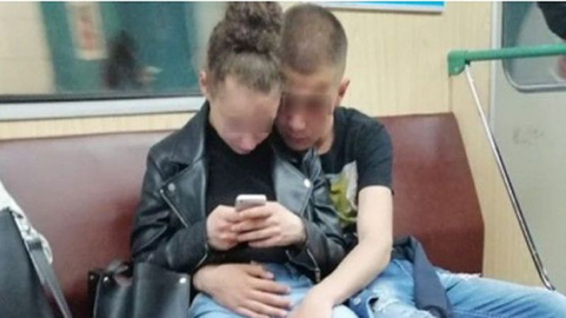 Мръсни ласки в столичното метро: Възбудено момче впи пръсти в "най-милото" на момиченце, а после... (СНИМКИ 18+)