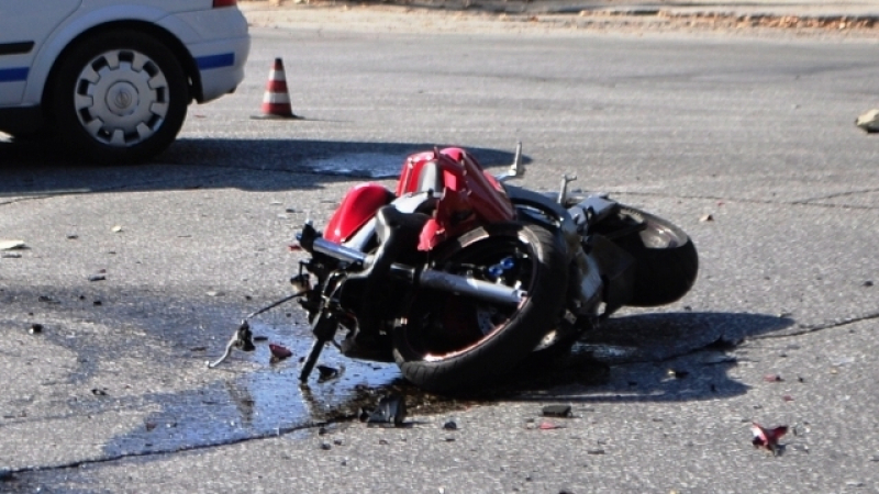 Тежка катастрофа с моторист по пътя за Вола, линейка лети към спешното във Враца