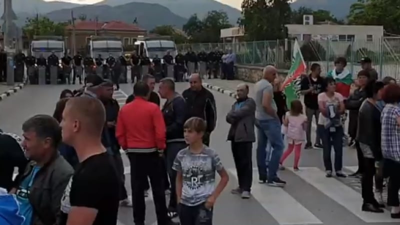 БЛИЦ TV: Вижте протеста на хората в Кърнаре срещу циганските безчинства 