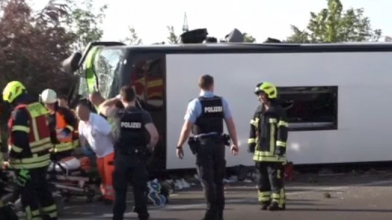 Страшен кошмар с пътнически автобус в Германия, спасители вадят тела (СНИМКИ)