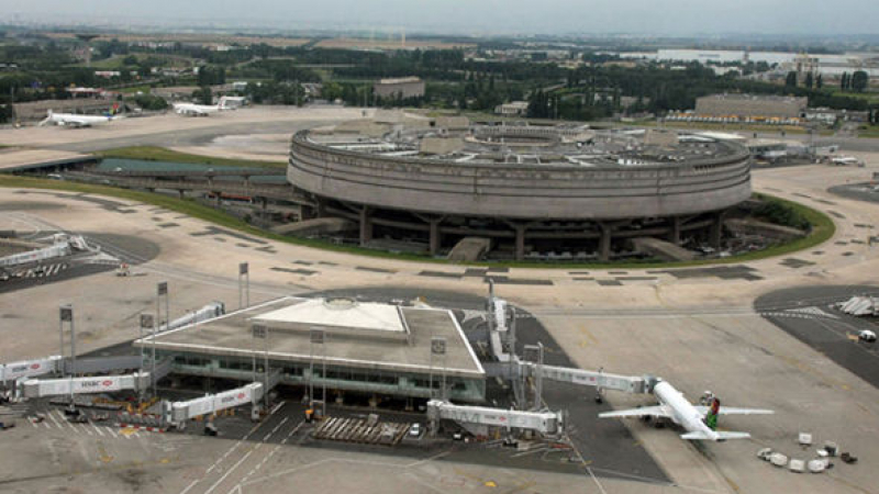 Стотици мигранти блокираха летище Шарл Дьо Гол в Париж (ВИДЕО)