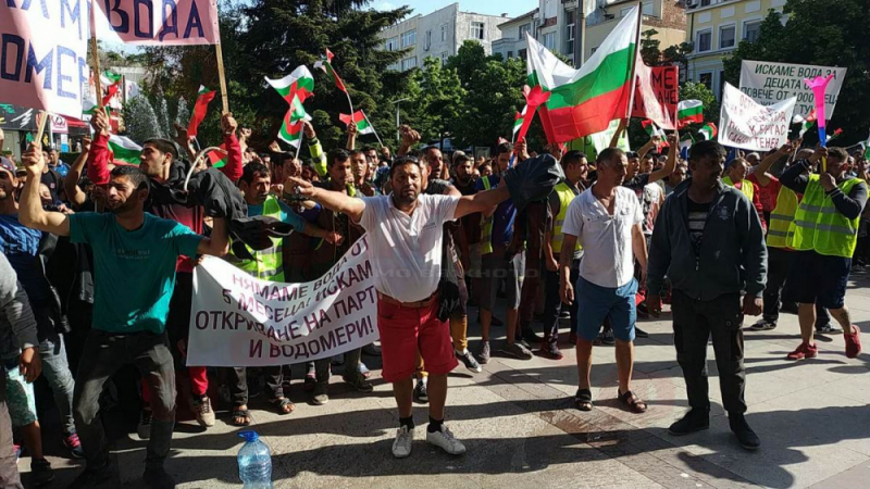 Цигани с неплатени 100 000 лв за ВиК окупираха площада в Бургас, води ги българка от Германия
