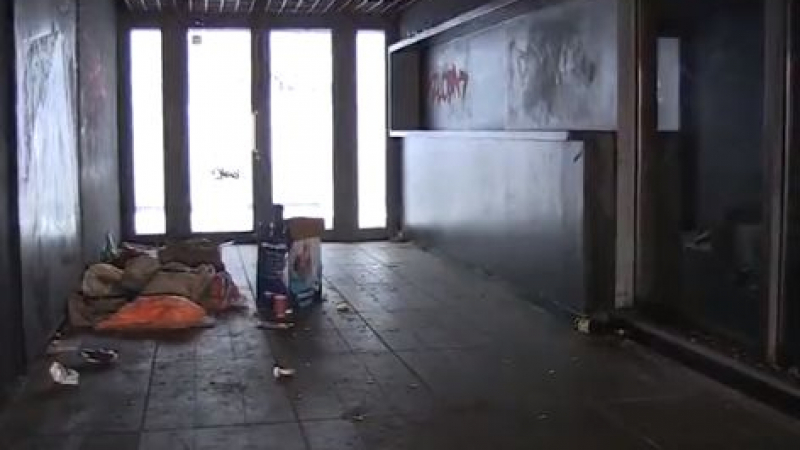 БЛИЦ TV: Клошари си направиха подземен дом в центъра на София