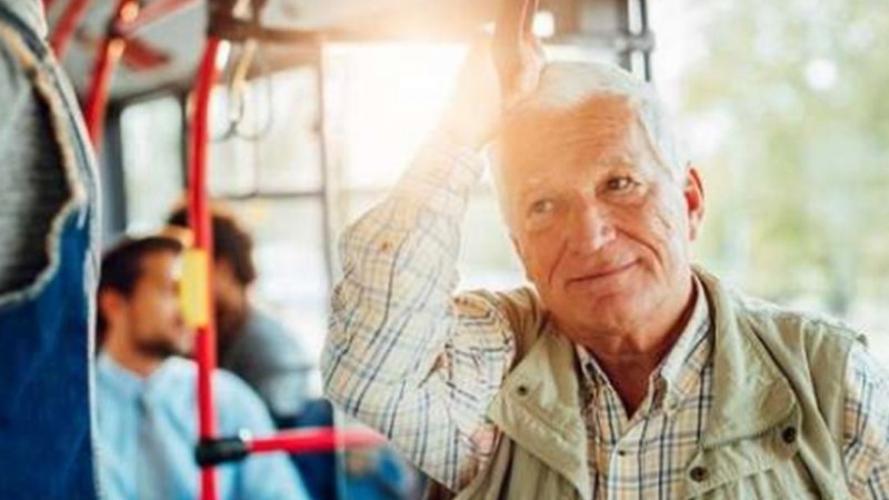 Психолог изненадващо: Не отстъпвайте място на бабите в автобуса