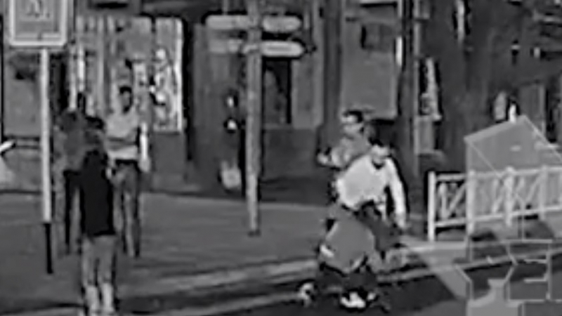 4 пияни мургави бият на убиване 2 момичета, таксиджии гледат сеир (ВИДЕО)