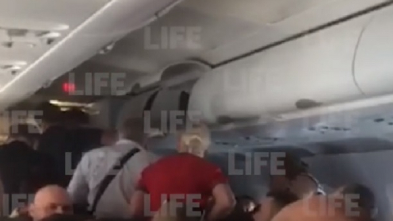 Кошмар във въздуха! Пътник умря след зверски бой на борда на самолет (ВИДЕО)