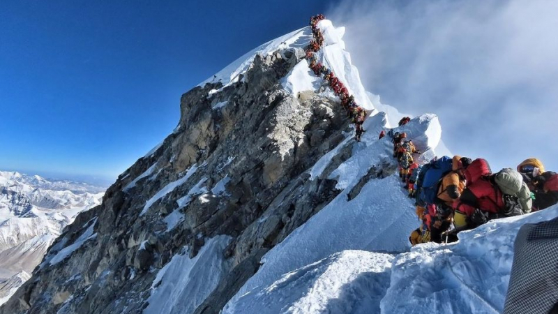 В тълпа от алпинисти на Еверест най-малко двама загинаха (СНИМКА)