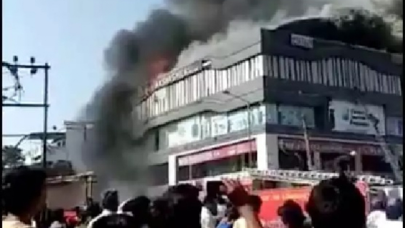 Двадесет ученици загинаха, скачайки от горяща сграда (ВИДЕО 18+)