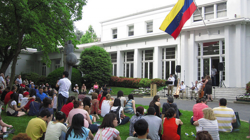 Венецуелската опозиция пое контрола над посолството на републиката във Вашингтон