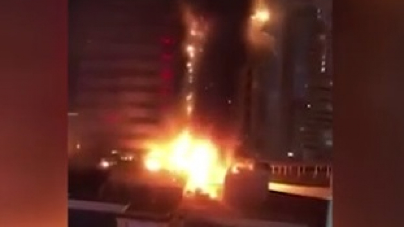 Огнен ад! 58-етажен небостъргач гори като факла (ВИДЕО)