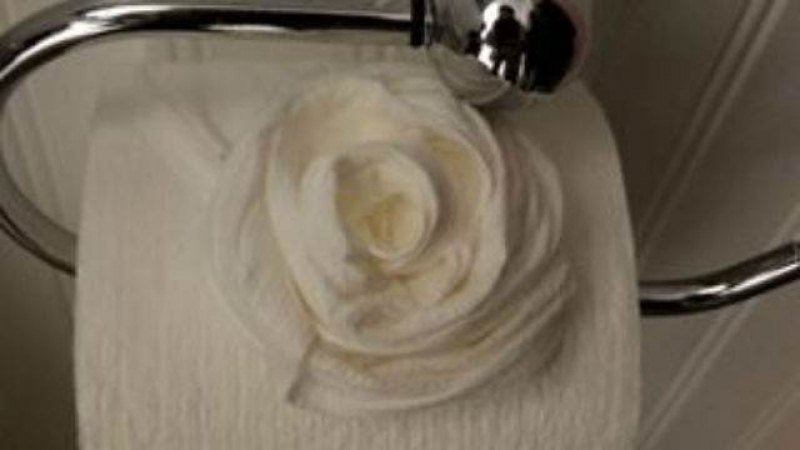 Неизвестен нахлу в къщата на мъж, изчисти и остави "тоалетната роза"