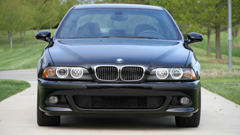 Продават се два мощни седана. Кой бихте избрали, BMW M5 или Mercedes E 55 AMG? (СНИМКИ)
