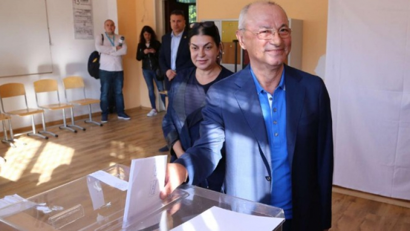 Почетният председател на ДПС Ахмед Доган гласува в столично училище (СНИМКИ)