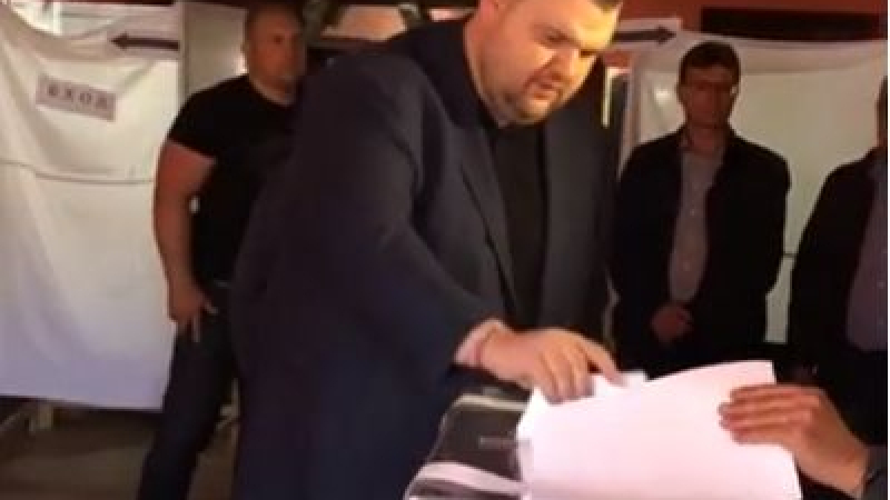 Делян Пеевски гласува пръв в село Света Петка (СНИМКА/ВИДЕО)