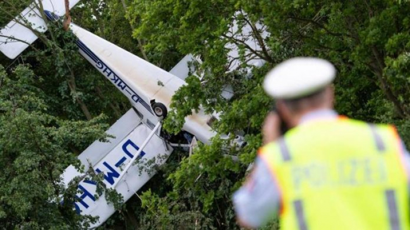Самолет катастрофира, германци висяха два часа на дърво (СНИМКА)