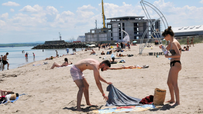 Две приятелки се опънаха на плажа в Бургас, но останаха шокирани, когато платиха... ВИДЕО