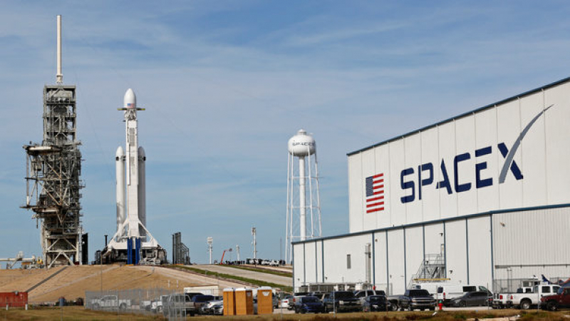 Камери на SpaceX засякоха навлизането на странен обект в атмосферата (СНИМКА)