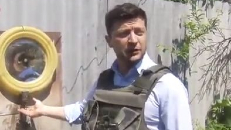 Президентът на Украйна изпробва издържливи ли са леглата на бойците в Донбас (ВИДЕО)