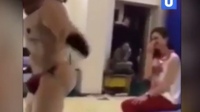 Шокиращо ВИДЕО: Мъж прави стриптийз в детска градина с костюм на свиня