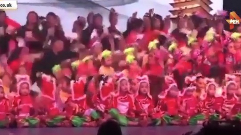 Фатален край: Сцена се срути върху 100 деца на танцов кастинг (ВИДЕО) 