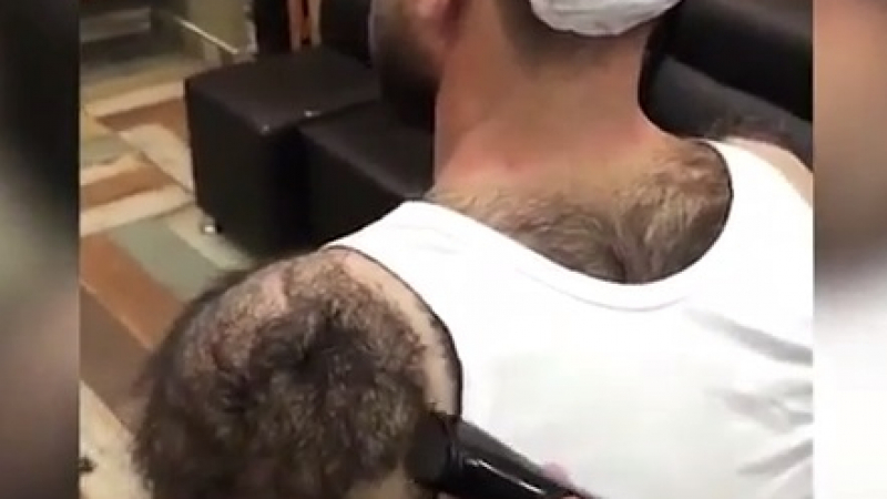 Потресаващо ВИДЕО: Фризьор бръсне гърба на адски космат клиент