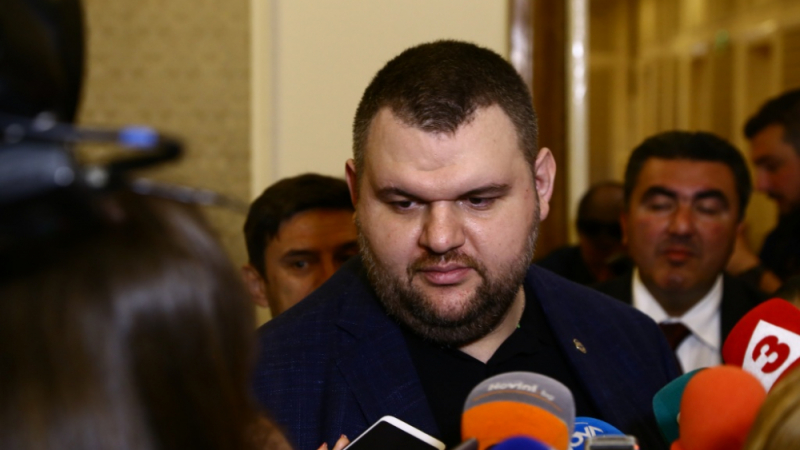 Делян Пеевски остава депутат в българския парламент (СНИМКИ)