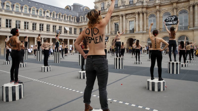 Мадами развяха голи цици в Париж заради брутални убийства! (СНИМКИ/ВИДЕО 18+)