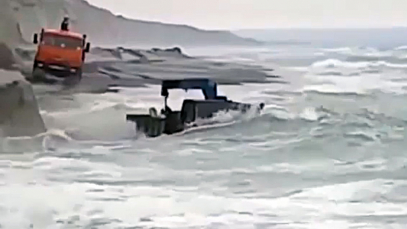 Изумително ВИДЕО: Камиони КАМАЗ преминават през силна морска буря