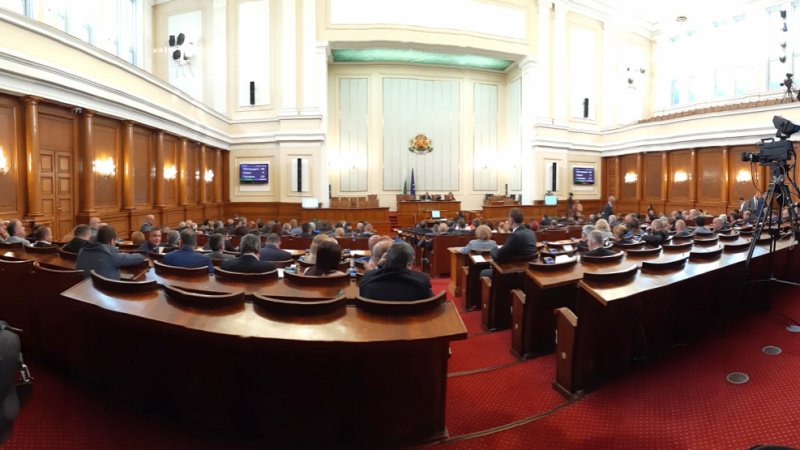 На първо четене: Депутатите разшириха мерките срещу изпирането на пари