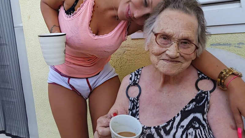 Инстаграм обожава тази 82-годишна баба заради секси внучката й! (СНИМКИ)